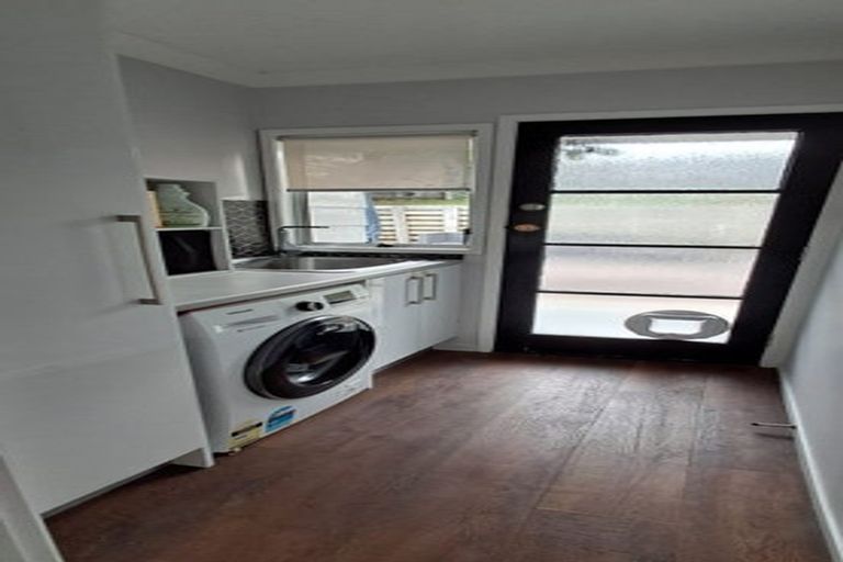 Photo of property in 15 Mile Place, Henderson, Auckland, 0612