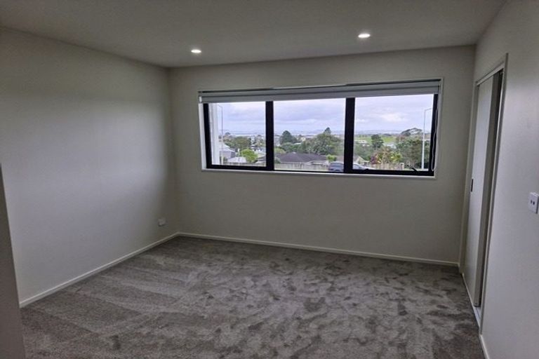 Photo of property in 16a Hobsonville Road, West Harbour, Auckland, 0618