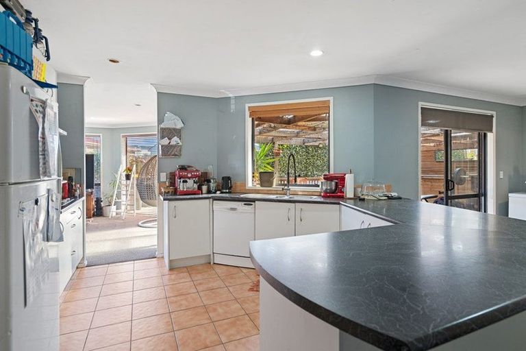 Photo of property in 12 Hocken Place, Mangere Bridge, Auckland, 2022