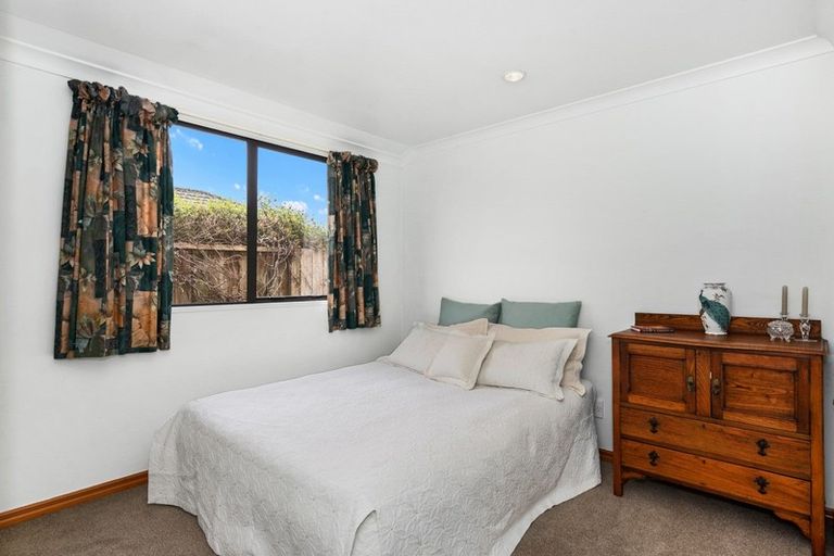 Photo of property in 38 Waiwherowhero Drive, St Andrews, Hamilton, 3200