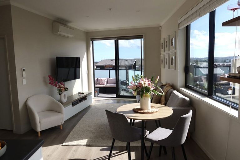 Photo of property in 3/22 Kerewhenua Crescent, Hobsonville, 0616