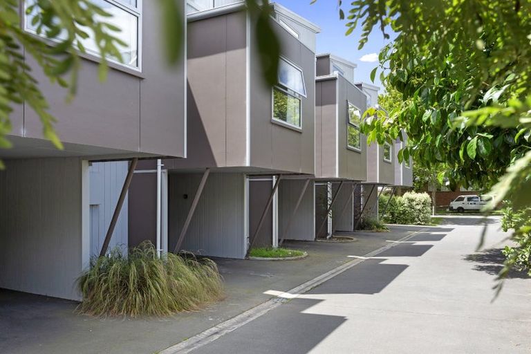 Photo of property in 2/3 Grove Road, Addington, Christchurch, 8024