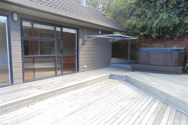 Photo of property in 1/2 Heatherleigh Rise, Northcross, Auckland, 0632