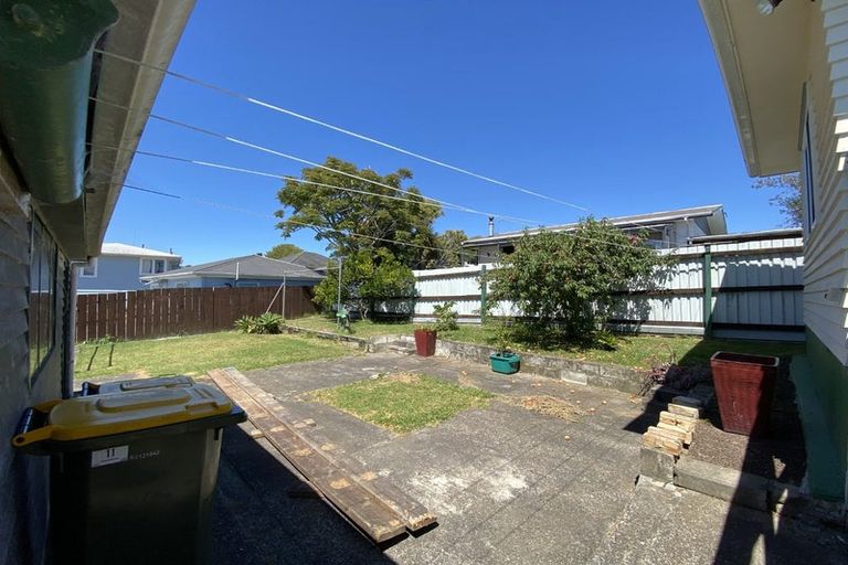 Photo of property in 11 Robert Burke Place, Henderson, Auckland, 0612