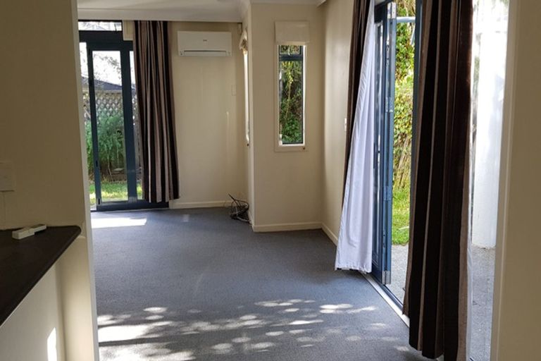 Photo of property in 152a Newlands Road, Newlands, Wellington, 6037