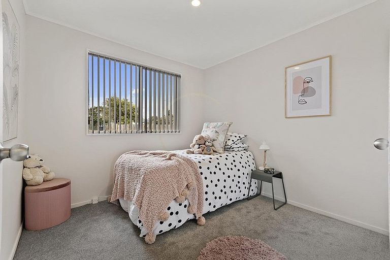 Photo of property in 2/3 Sparrow Place, Weymouth, Auckland, 2103