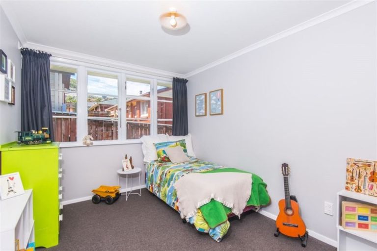 Photo of property in 37 Victory Crescent, Tawa, Wellington, 5028