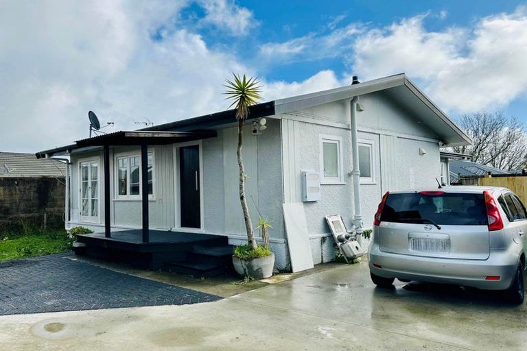 Photo of property in 70 Hobsonville Road, West Harbour, Auckland, 0618