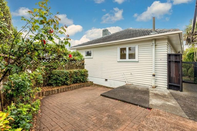 Photo of property in 6 Savoy Road, Glen Eden, Auckland, 0602