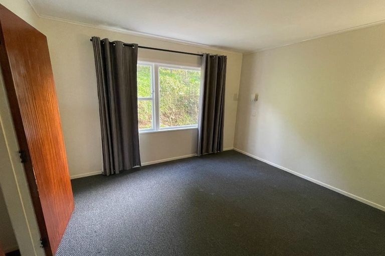 Photo of property in 9 Bellringer Crescent, Newlands, Wellington, 6037