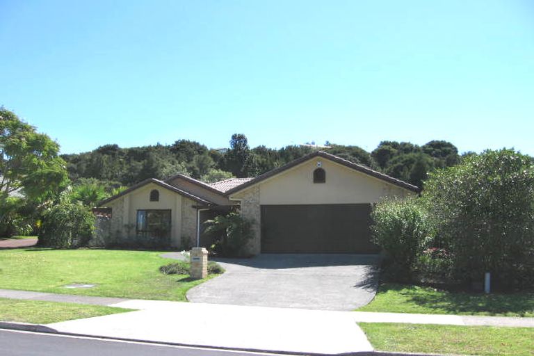 Photo of property in 11 Kate Sheppard Avenue, Torbay, Auckland, 0630