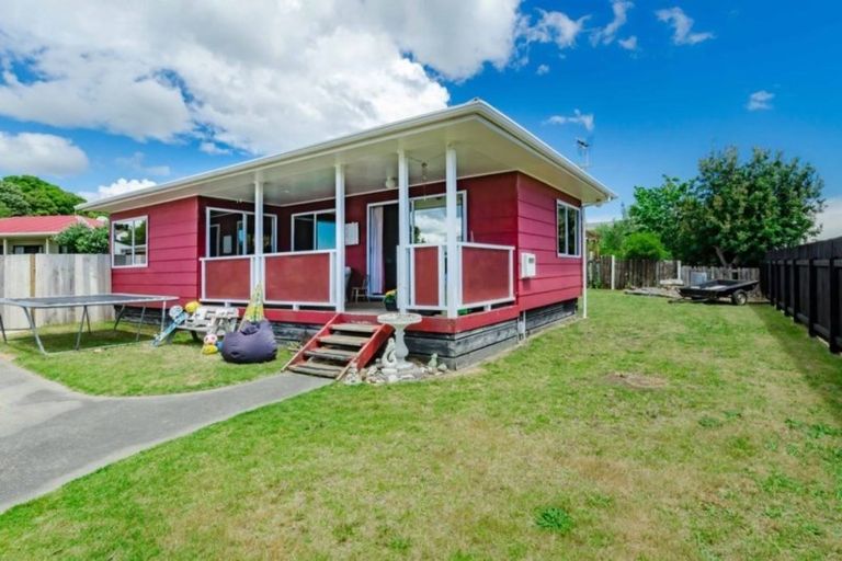 Photo of property in 96 Queens Road, Waikanae Beach, Waikanae, 5036