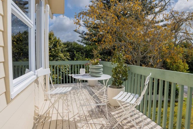 Photo of property in 18 Blakeborough Drive, Forrest Hill, Auckland, 0620