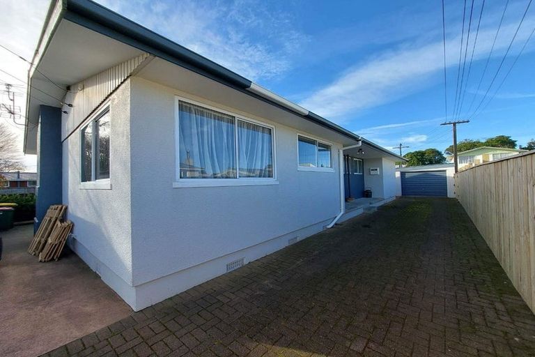 Photo of property in 15 Manu Crescent, Upper Vogeltown, New Plymouth, 4310