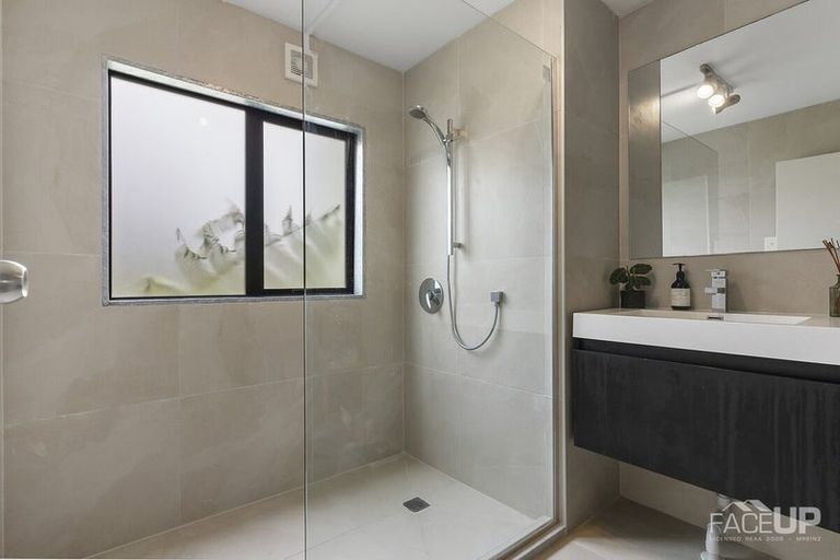 Photo of property in 50 Lagoon Way, West Harbour, Auckland, 0618