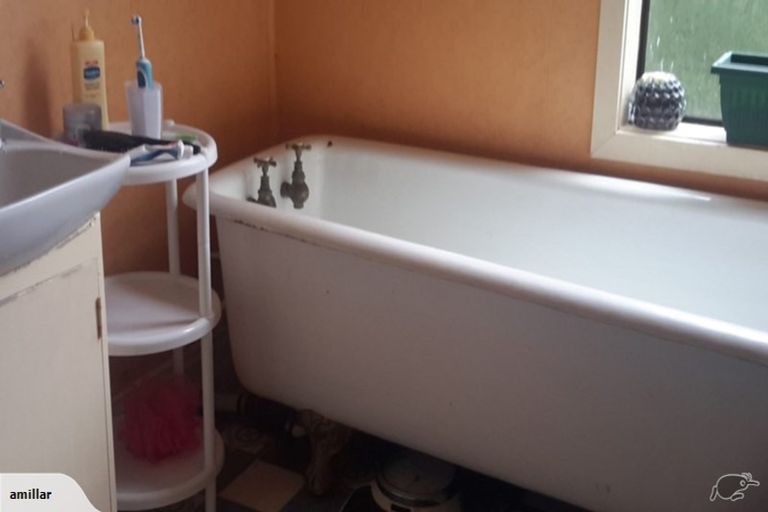 Photo of property in 174 Marine Parade, Bluff, 9814