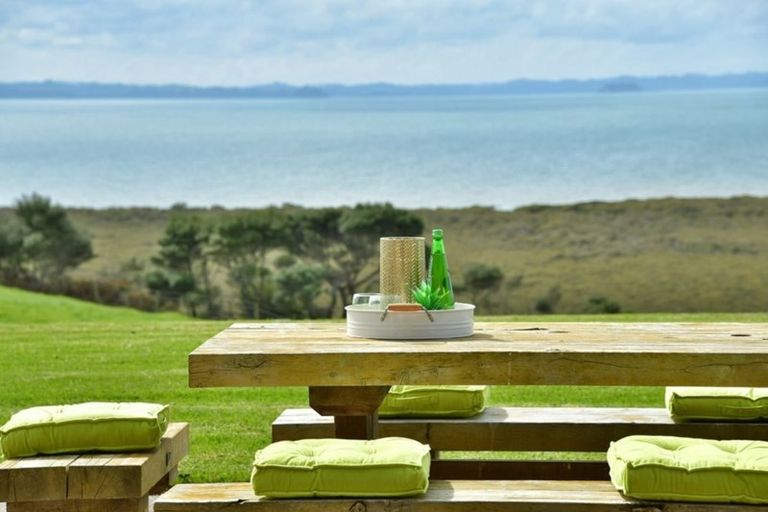 Photo of property in 1880 South Head Road, South Head, Helensville, 0874