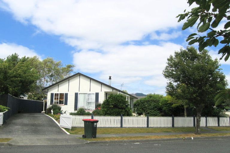 Photo of property in 4 Delaware Grove, Totara Park, Upper Hutt, 5018