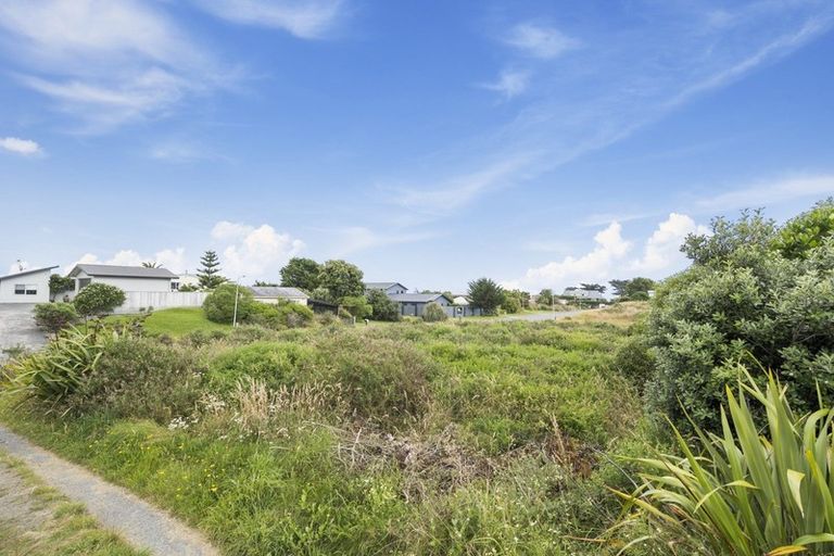 Photo of property in 16 Kitchener Street, Te Horo Beach, Otaki, 5581