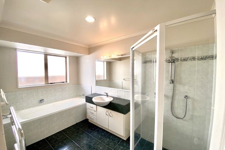 Photo of property in 28 Black Teal Close, Unsworth Heights, Auckland, 0632