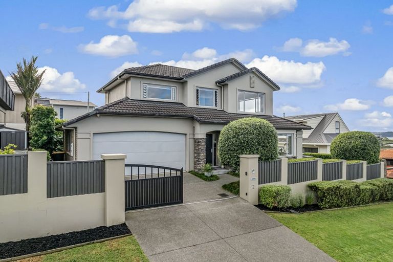 Photo of property in 2 Oakpark Place, West Harbour, Auckland, 0618