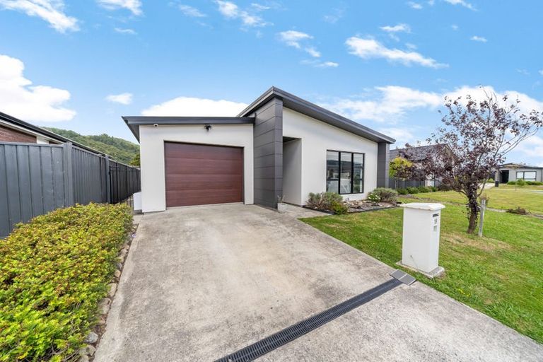 Photo of property in 19 Te Kaeaea Crescent, Wallaceville, Upper Hutt, 5018