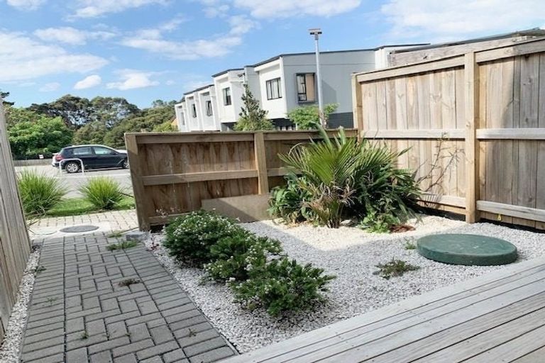 Photo of property in 32 Morihana Close, Glen Eden, 0602