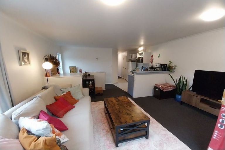 Photo of property in 64 Newlands Road, Newlands, Wellington, 6037