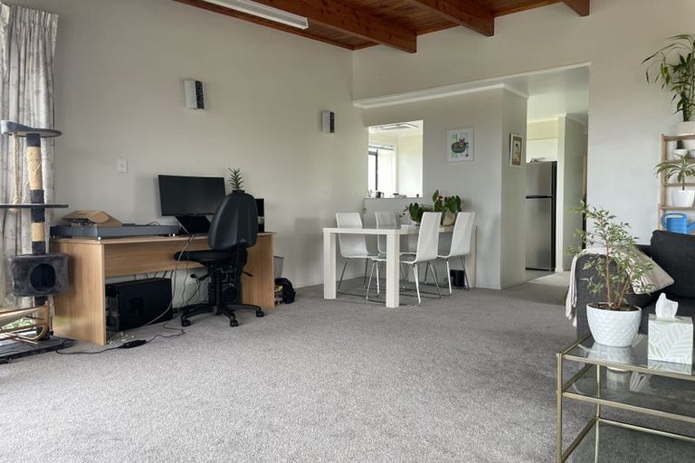Photo of property in 2/191 Glenfield Road, Hillcrest, Auckland, 0627