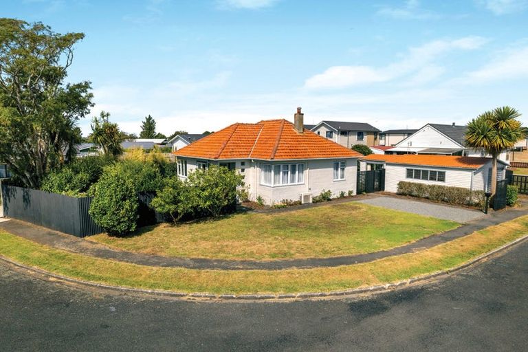 Photo of property in 4 Holford Street, Westown, New Plymouth, 4310