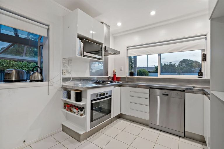 Photo of property in 6 Oakland Avenue, Papatoetoe, Auckland, 2025