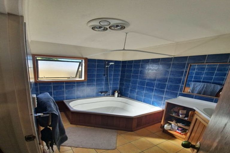 Photo of property in 2/1 Bamboo Grove, Kelston, Auckland, 0602