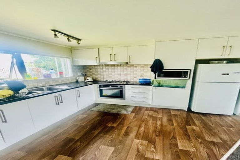 Photo of property in 2/92 Kenderdine Road, Papatoetoe, Auckland, 2025