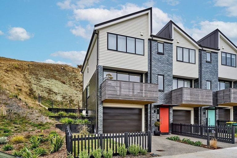 Photo of property in 33 Holystone Road, Whitby, Porirua, 5024