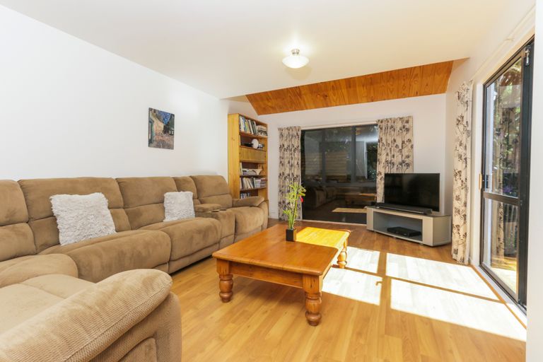 Photo of property in 25 Raroa Terrace, Waiatarua, Auckland, 0604