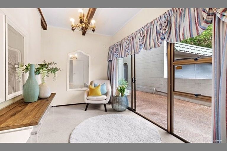 Photo of property in 16 Cobblestone Lane, Hillcrest, Auckland, 0627