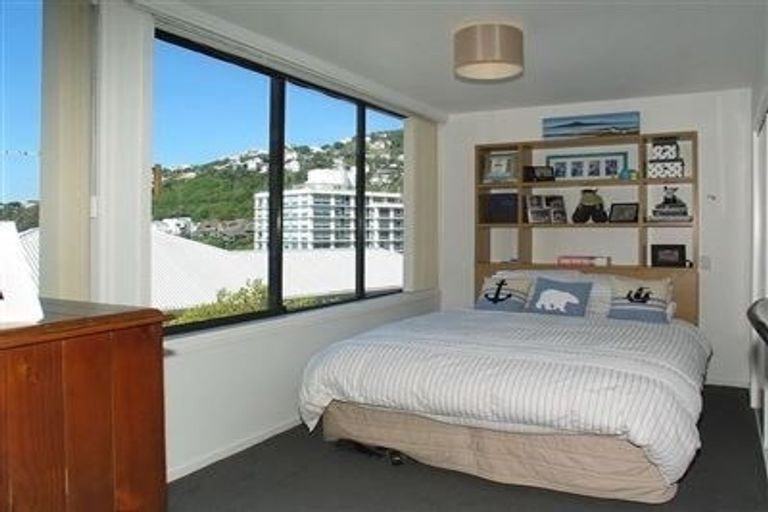 Photo of property in 3/2 Oriental Terrace, Mount Victoria, Wellington, 6011