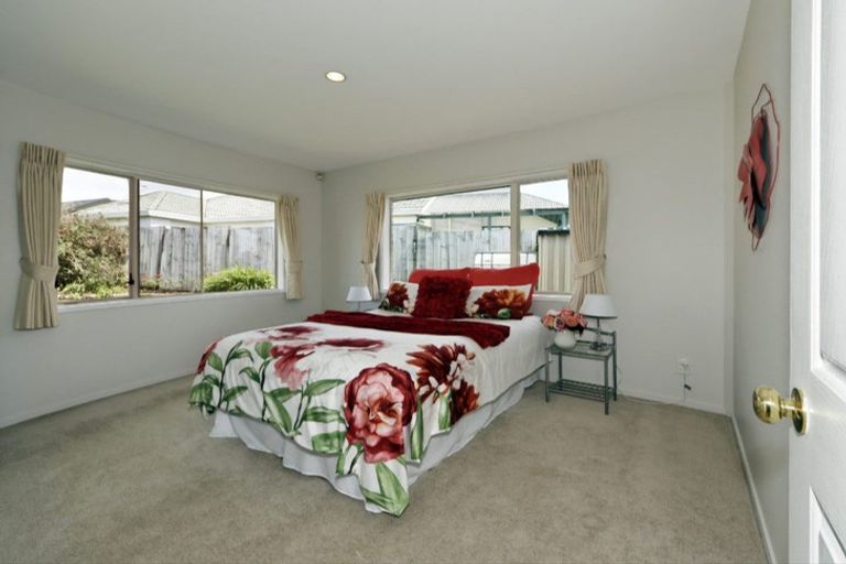 Photo of property in 21 Suncrest Drive, West Harbour, Auckland, 0618