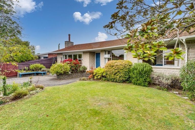 Photo of property in 17 Rosedale Place, Avonhead, Christchurch, 8042