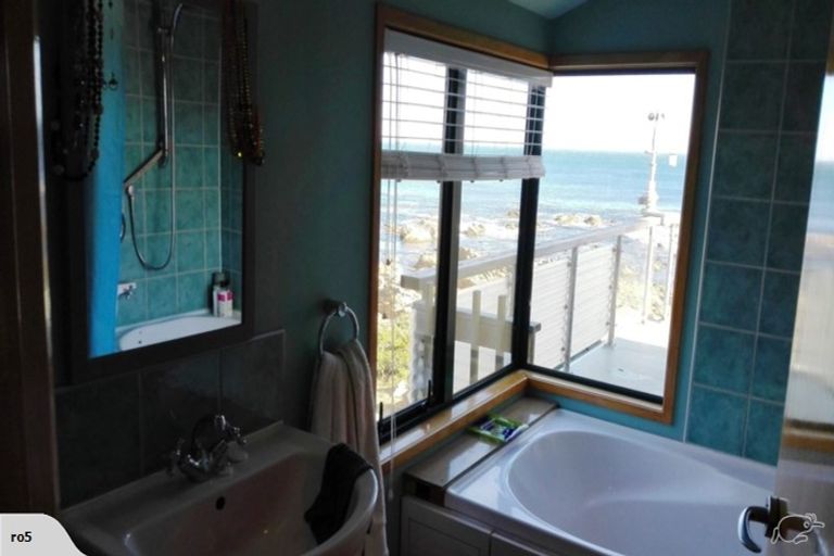 Photo of property in 166 The Esplanade, Houghton Bay, Wellington, 6023