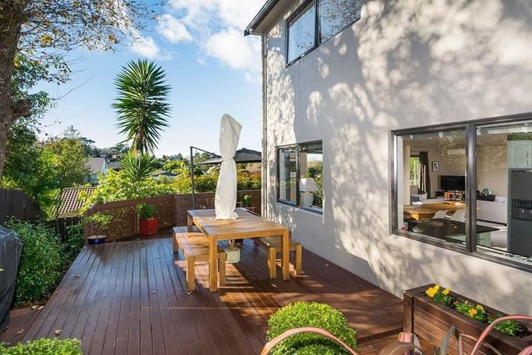 Photo of property in 2/18 Limmer Place, Browns Bay, Auckland, 0632