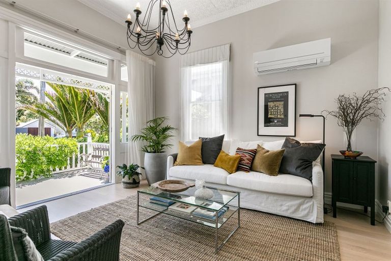 Photo of property in 4 William Bond Street, Stanley Point, Auckland, 0624