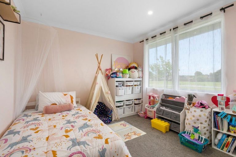 Photo of property in 6 Albizia Grove, Waikanae, 5036