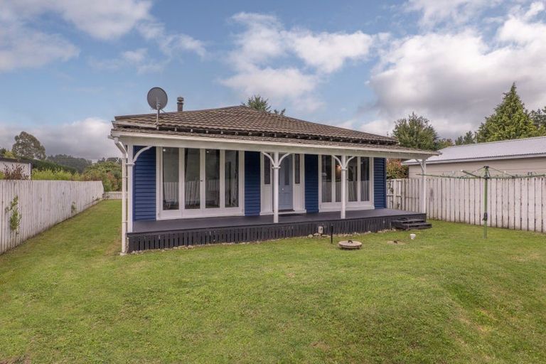 Photo of property in 3 Queen Street, Coalgate, 7673