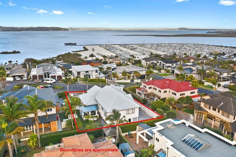 Photo of property in 6 Courtneys, West Harbour, Auckland, 0618