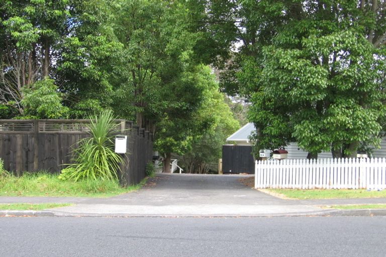Photo of property in 2/23 Luckens Road, West Harbour, Auckland, 0618