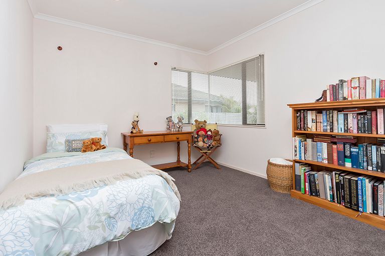 Photo of property in 20 Moyrus Crescent, East Tamaki Heights, Auckland, 2016
