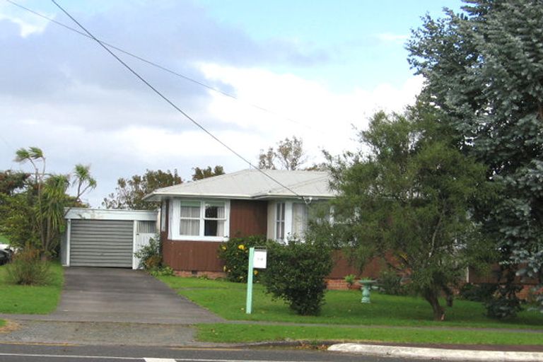 Photo of property in 70 Matipo Road, Te Atatu Peninsula, Auckland, 0610