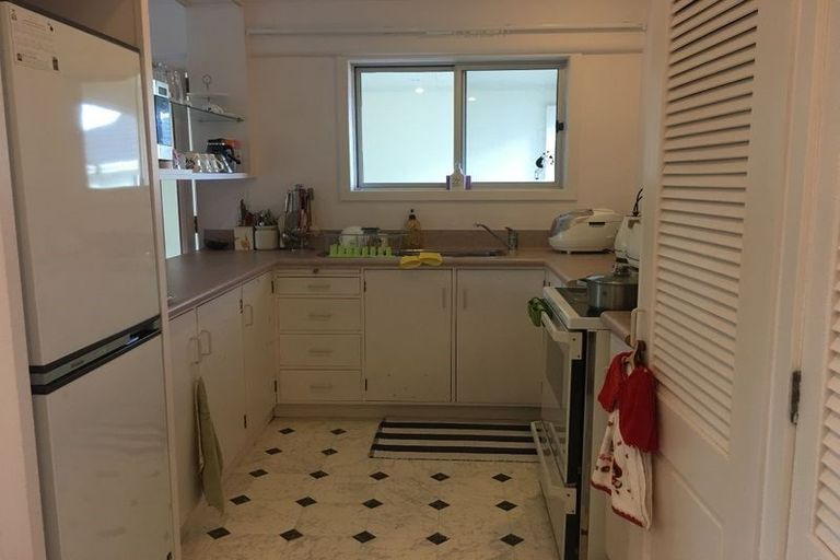 Photo of property in 6 Sampson Lane, Northcote, Auckland, 0627