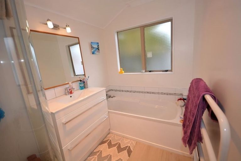 Photo of property in 60 Queens Road, Waikanae Beach, Waikanae, 5036